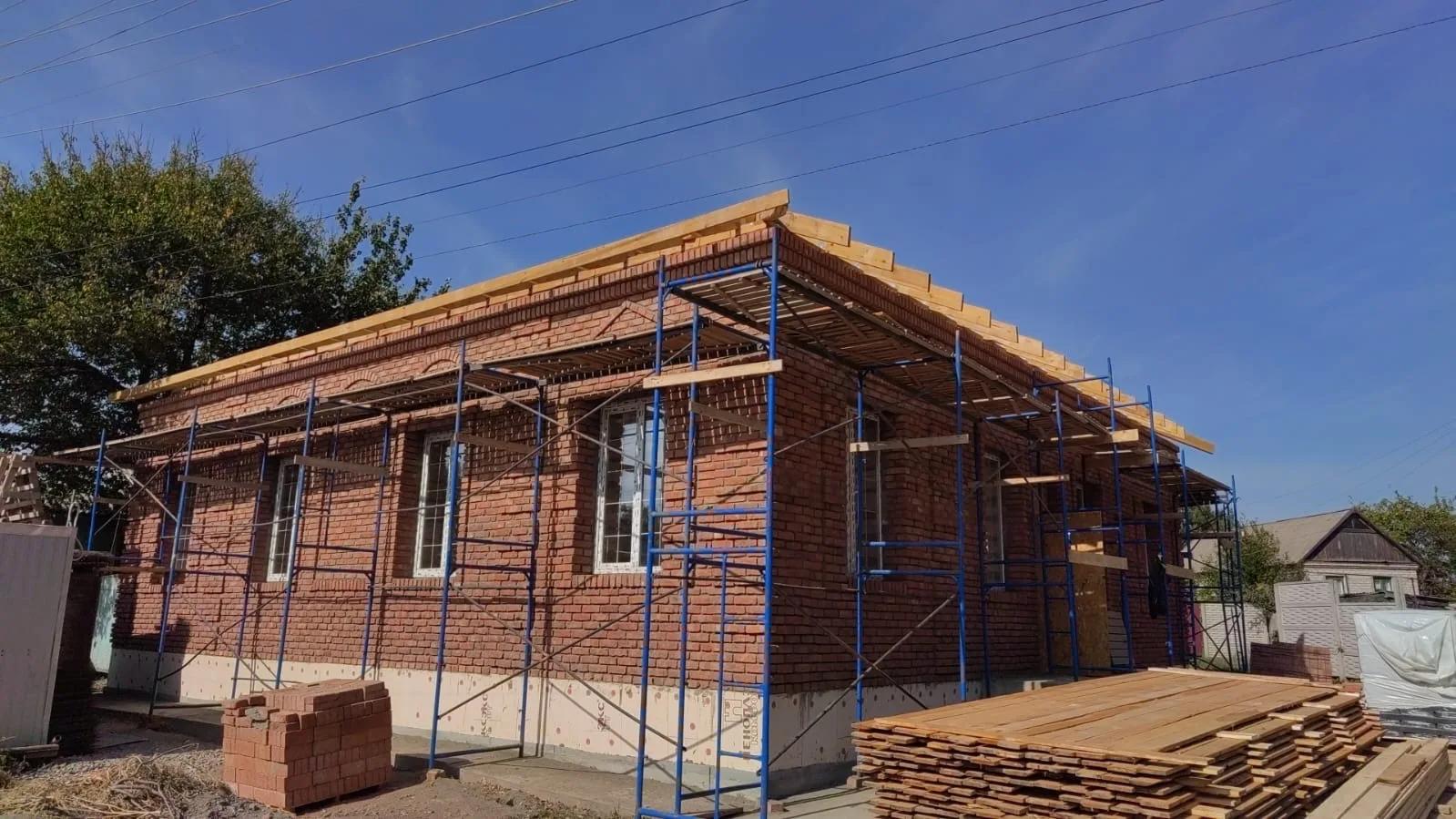 Строительство одноэтажного дома с фасадной облицовкой под старину