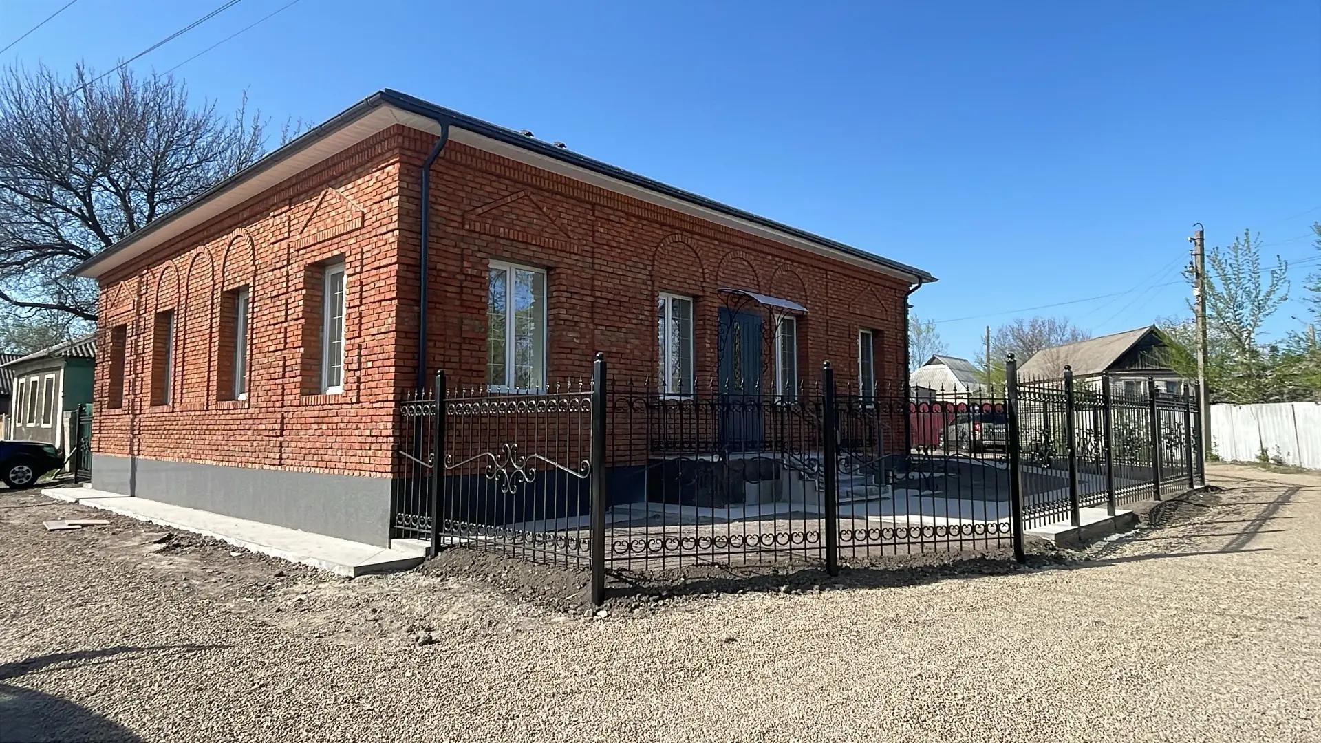 Строительство одноэтажного дома с фасадной облицовкой под старину